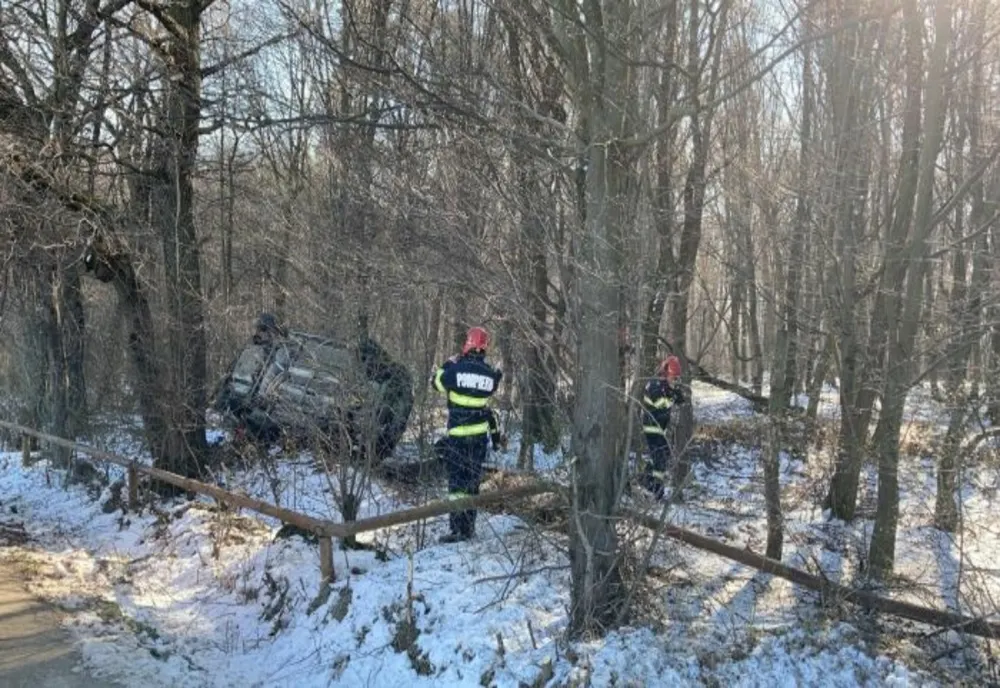 Un autoturism răsturnat a lovit o conductă de gaz