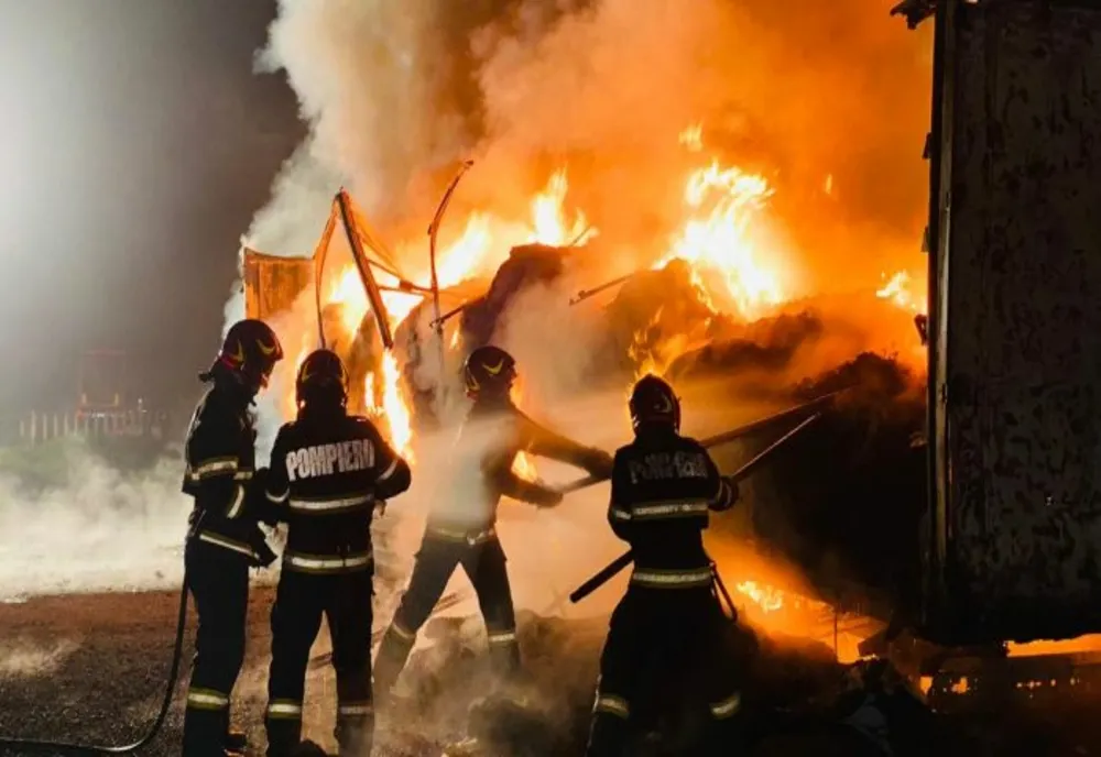 TIR distrus de flăcări