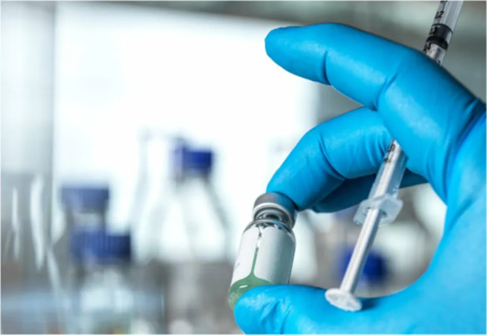 Vaccinarea obligatorie împotriva COVID-19, dezbătută în mai multe țări