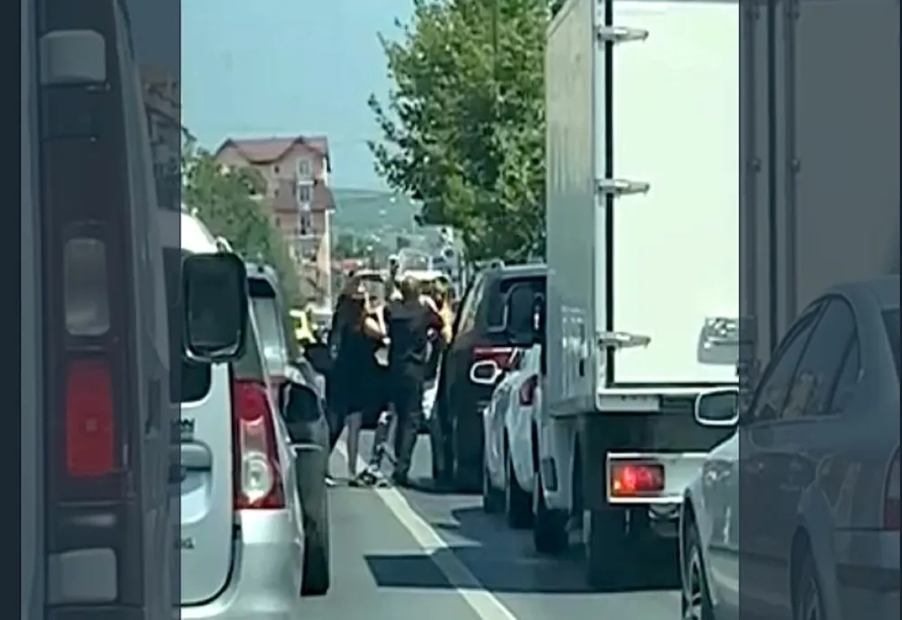 VIDEO Bătaie în trafic, pe strada Lungă din Sibiu