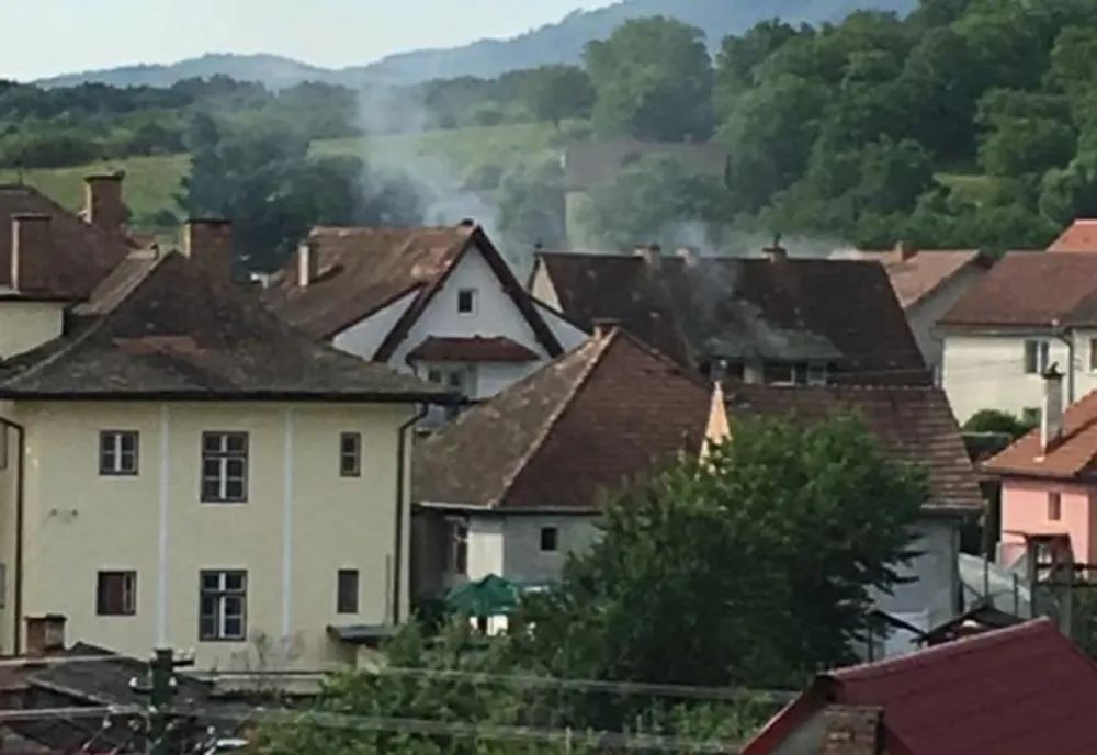 Mansarda unei case din localitatea Cisnădie, în pericol din cauza unui aparat electrocasnic