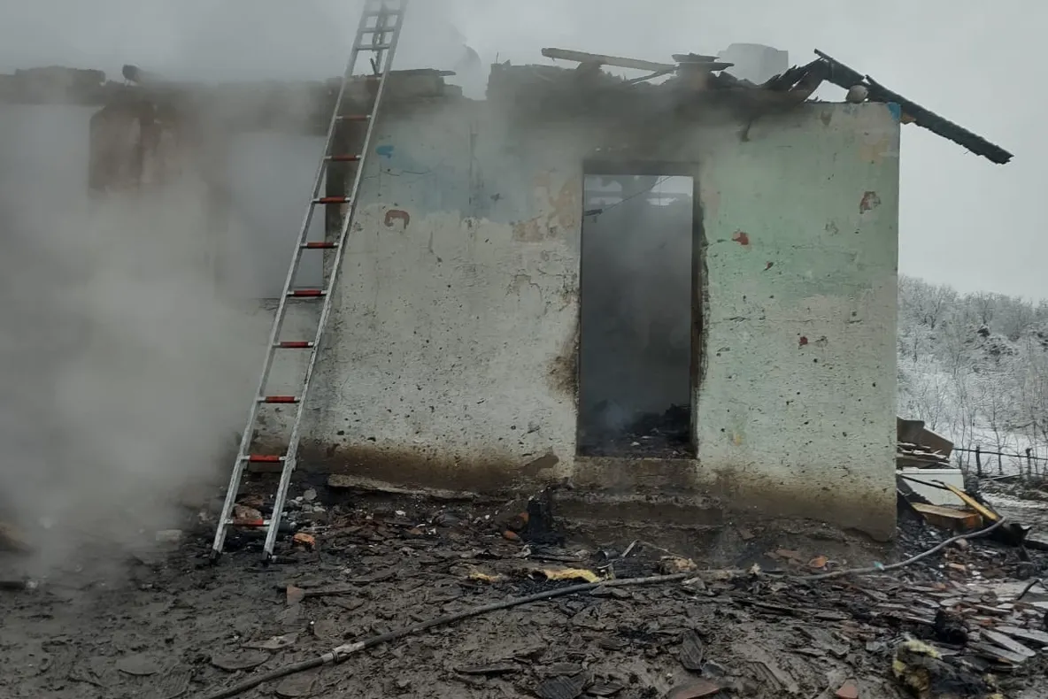 Atenție la jarul căzut din sobă! O locuință a fost distrusă de incendiu la Țichindeal