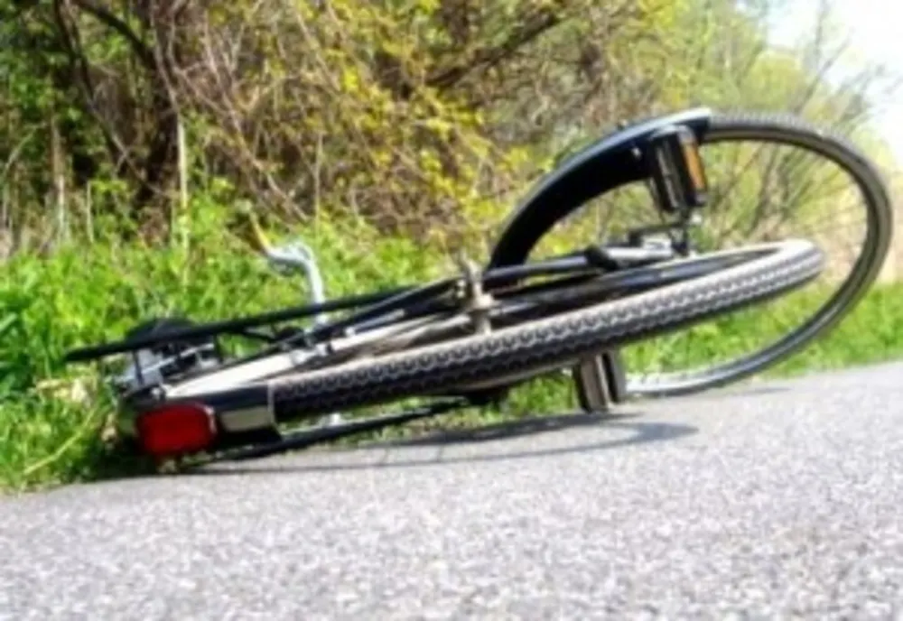 Biciclist la un pas de moarte după ce a fost lovit de mașină!