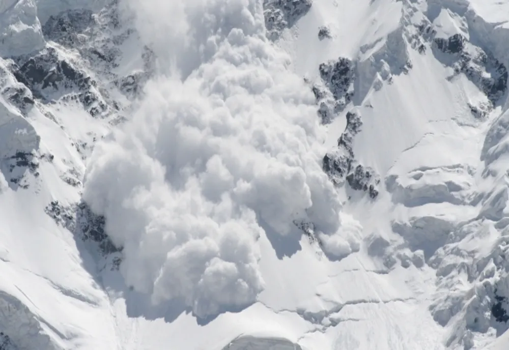 Două persoane surprinse de avalanșă