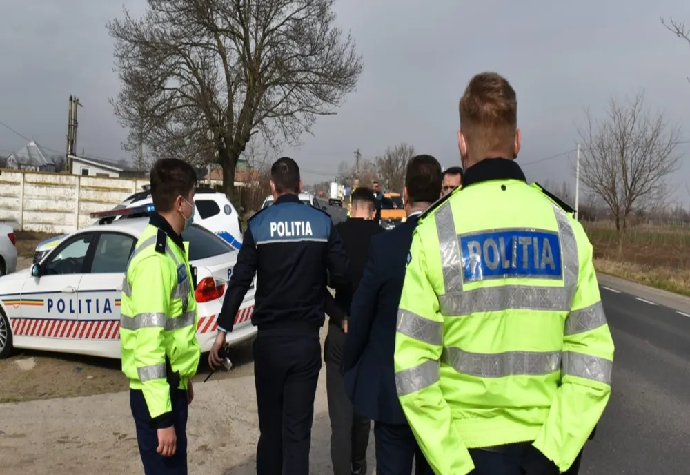 Persoane cercetate pentru înşelăciune şi fals informatic, REȚINUTE