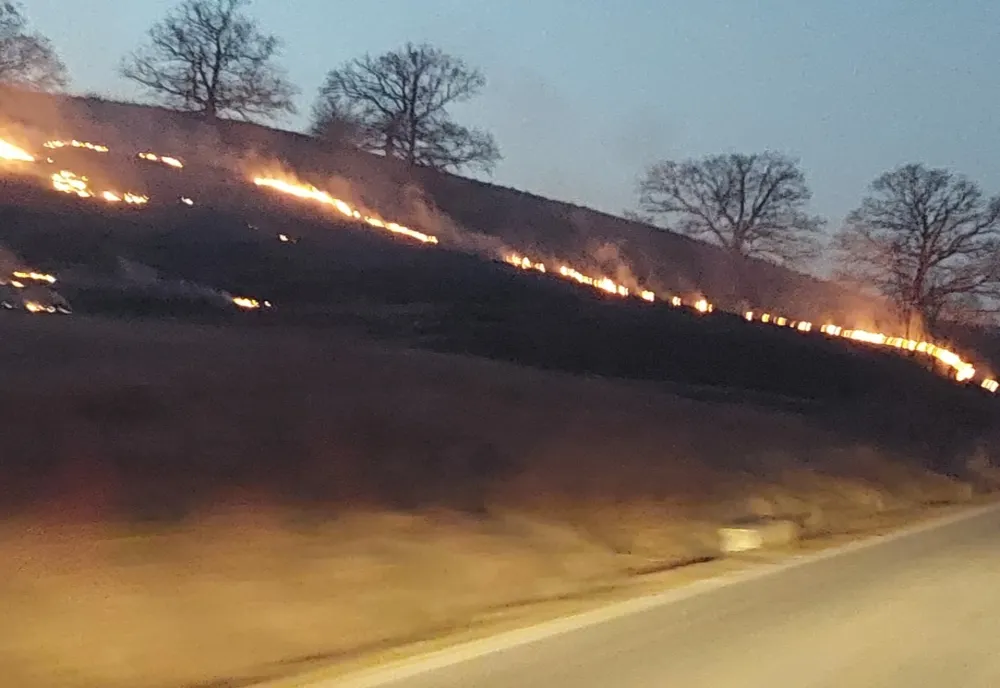 Seară de foc pentru pompierii militari sibieni în lupta cu incendiile de vegetație