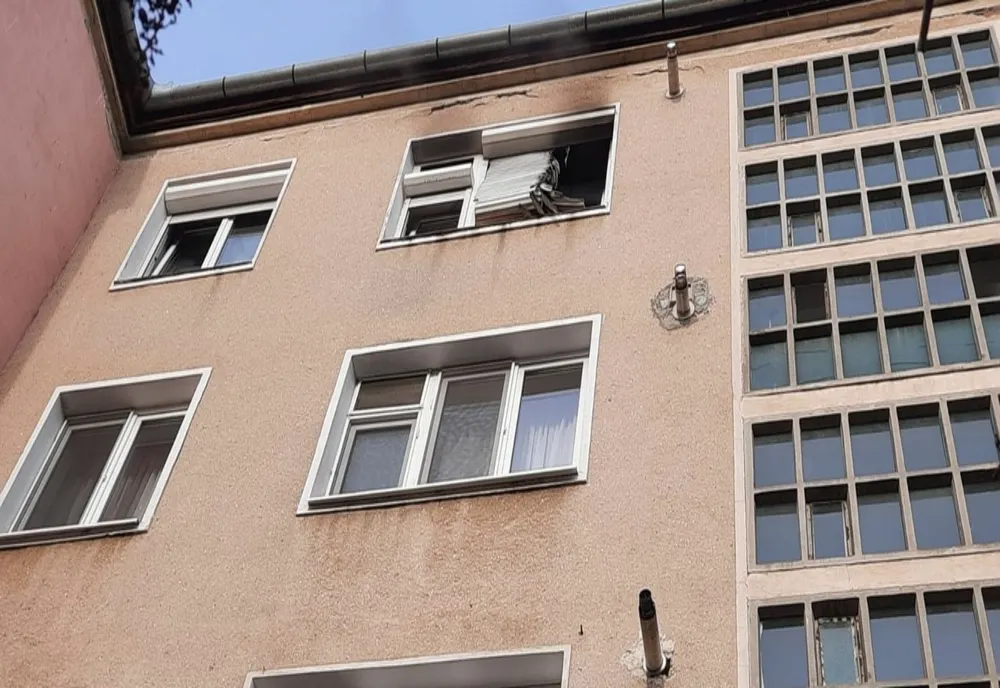 Incendiu de la o candelă lăsată nesupravegheată