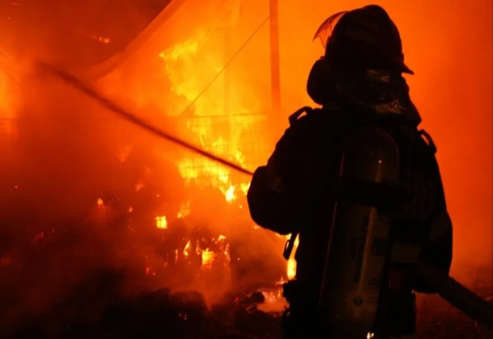 Casă distrusă complet într-un incendiu
