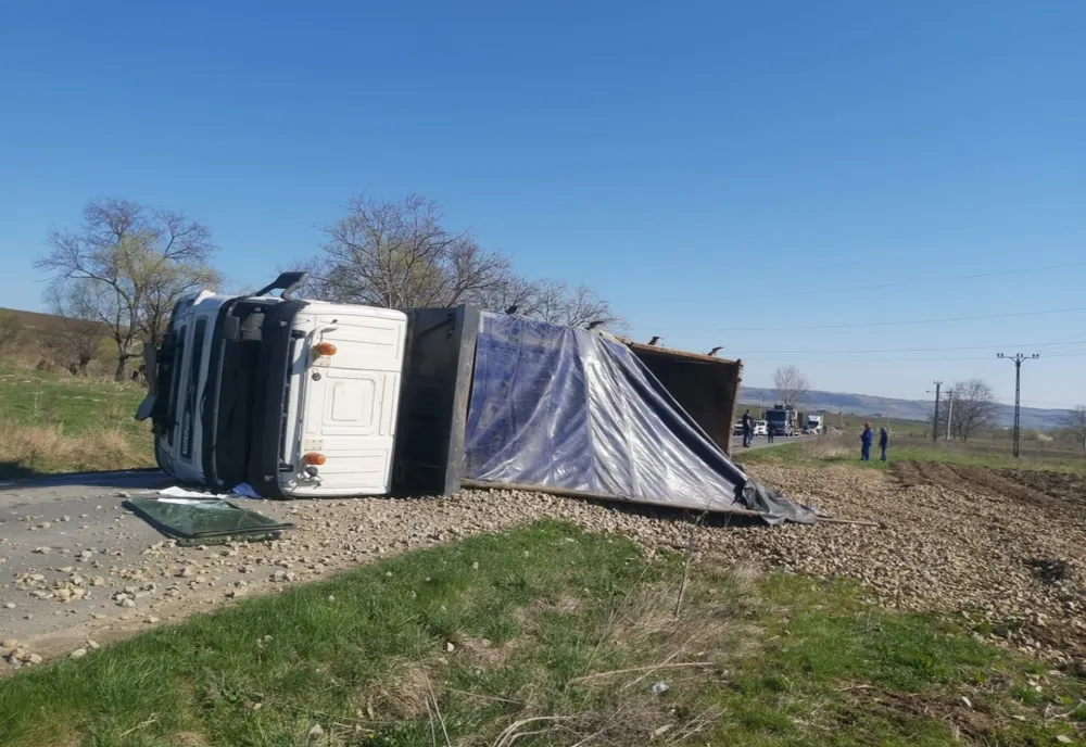 Trafic blocat de un autocamion răsturnat
