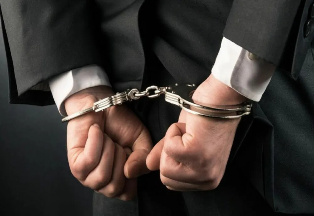 Bărbat care a luat 76 de credite folosind date false, reținut