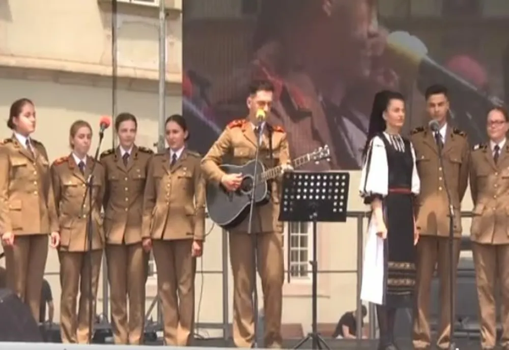 Muzică pe versurile poetului legionar Radu Gyr la o festivitate a studenților militari