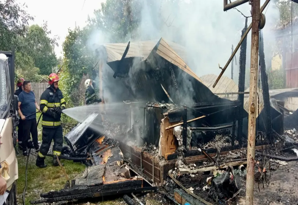 Bucătărie de vară distrusă într-un incendiu