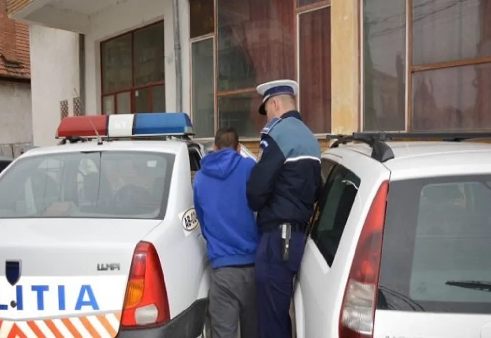 Tată și fiu reținuți, cercetați penal pentru tulburarea ordinii și liniștii publice