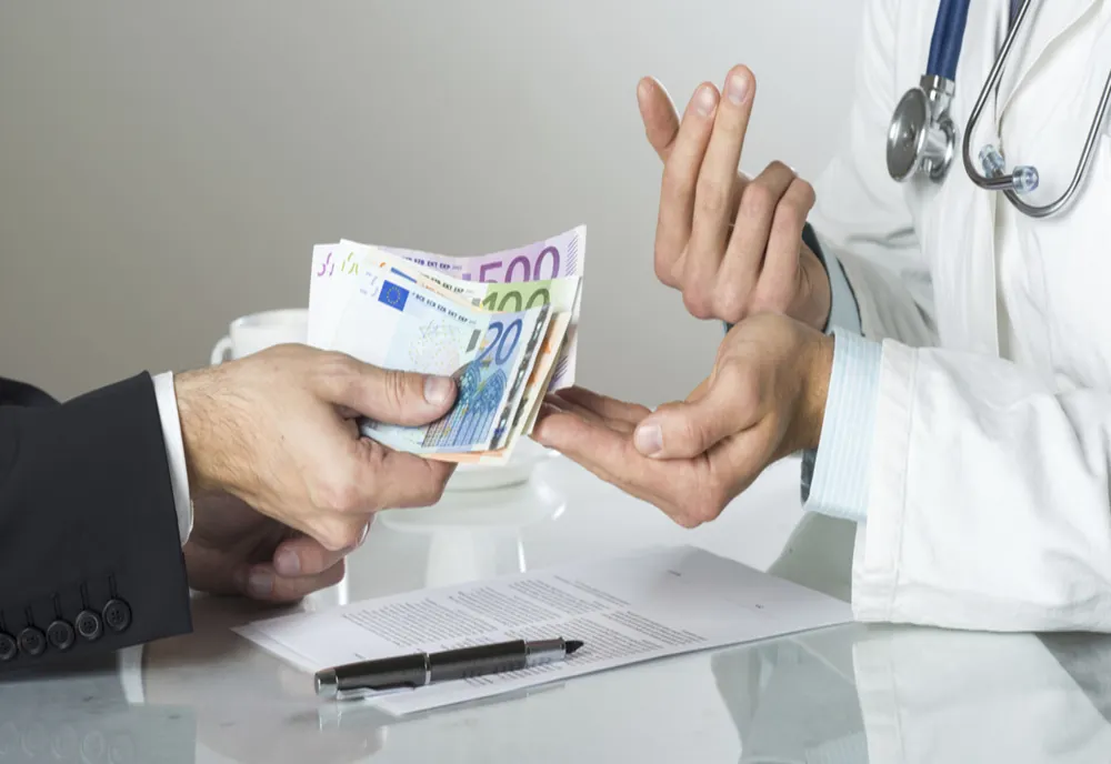 Un medic cu 20.000 de lei salariu cerea ȘPAGĂ alimente de la bolnavi: caz REVOLTĂTOR la Sibiu