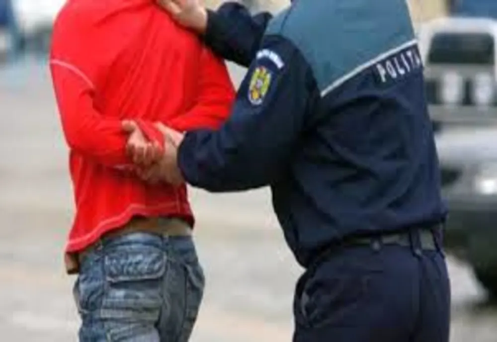 Tânăr de 26 de ani acuzat de ultraj, REȚINUT