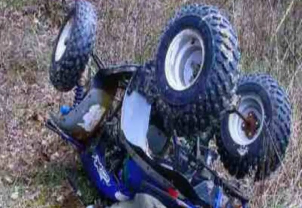 A intrat cu ATV-ul în stâlp!