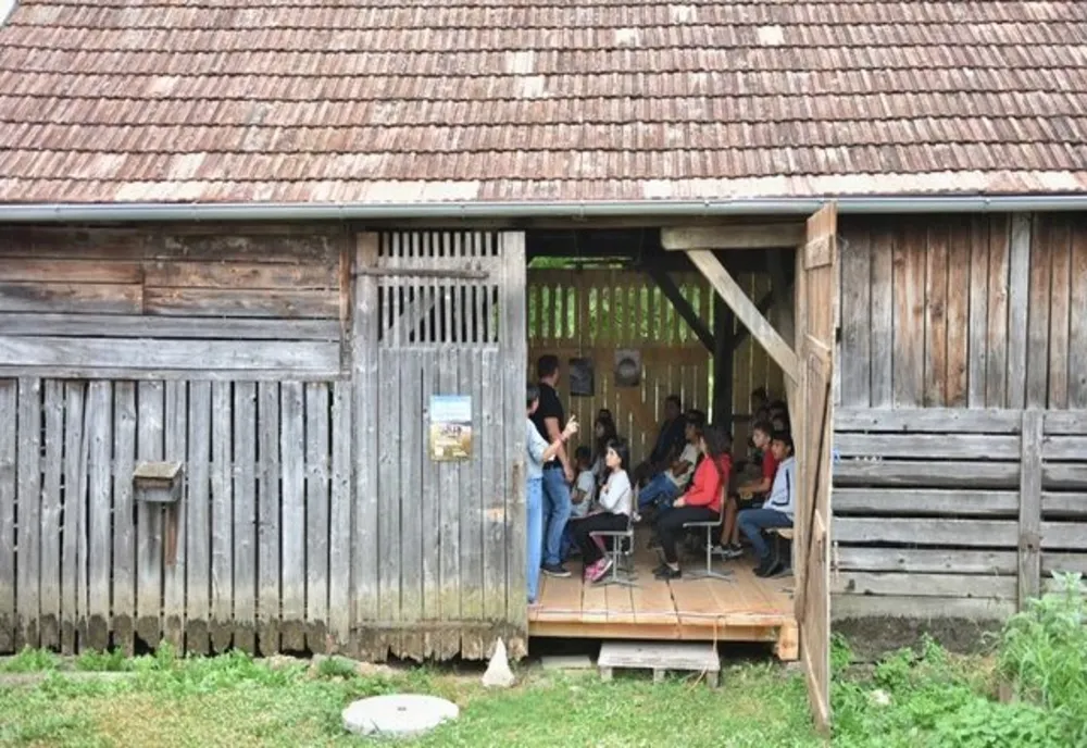 Cinematograful din șură, proiecție specială de film documentar pentru copiii din comuna Roșia