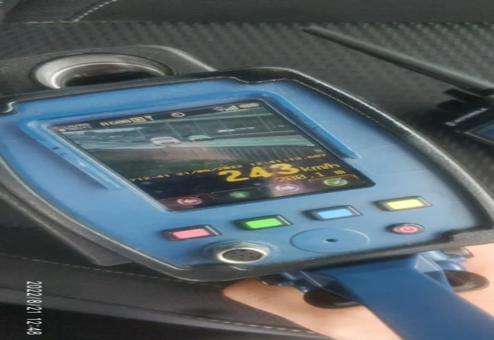 Şofer inconştient care avea doi copii în maşină, prins în timp ce şofa cu aproape 250 km/h