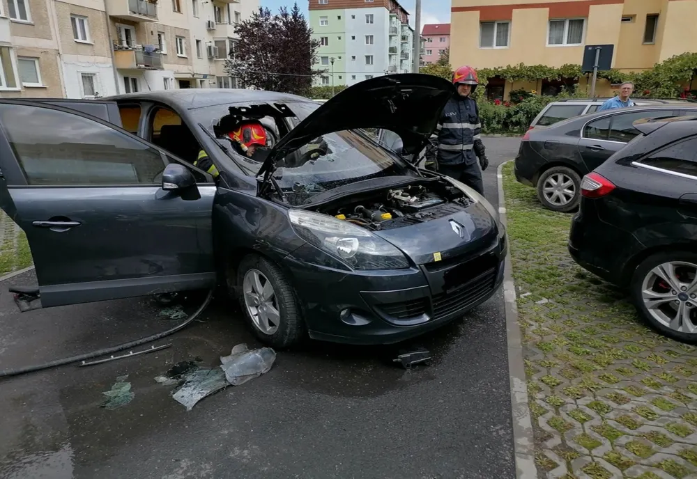 Autoturism distrus de flăcări, la Sibiu