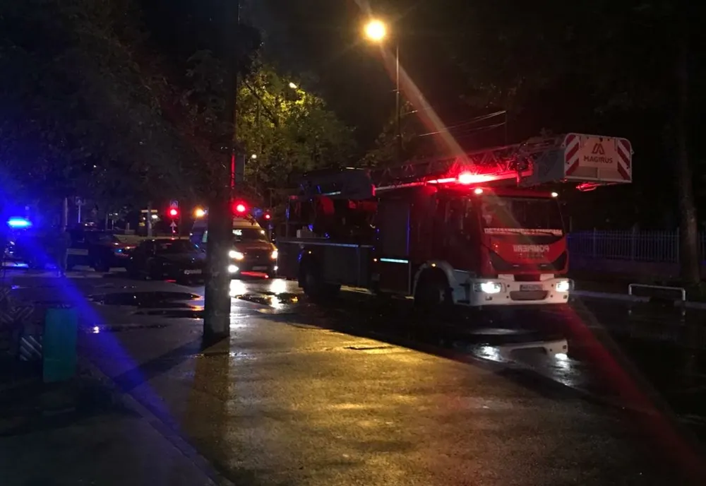 Un sibian a furat un microbuz din fața unui hotel, l-a dus pe câmp și i-a dat foc