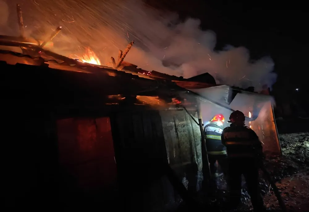 Șură distrusă de flăcări