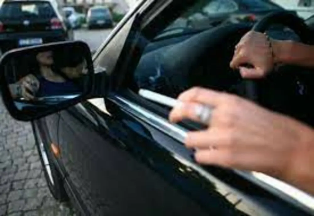 Un sibian fără permis a furat în aceeași noapte două mașini. Cu una a intrat în șanț, cu alta în gard