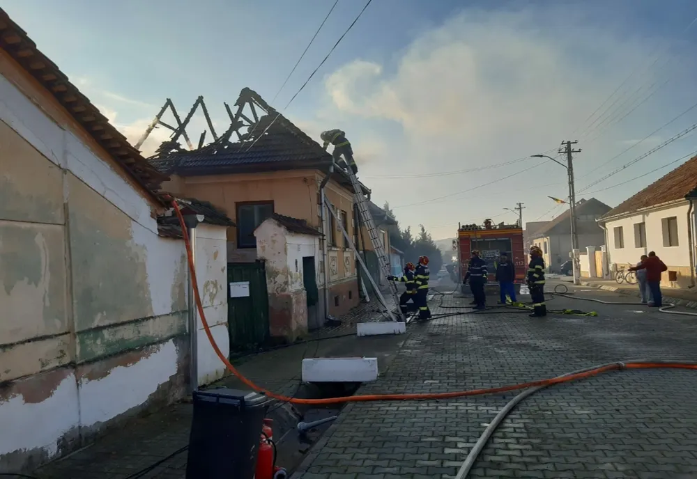 Acoperiṣul unei case din Cârța a fost distrus de flăcări