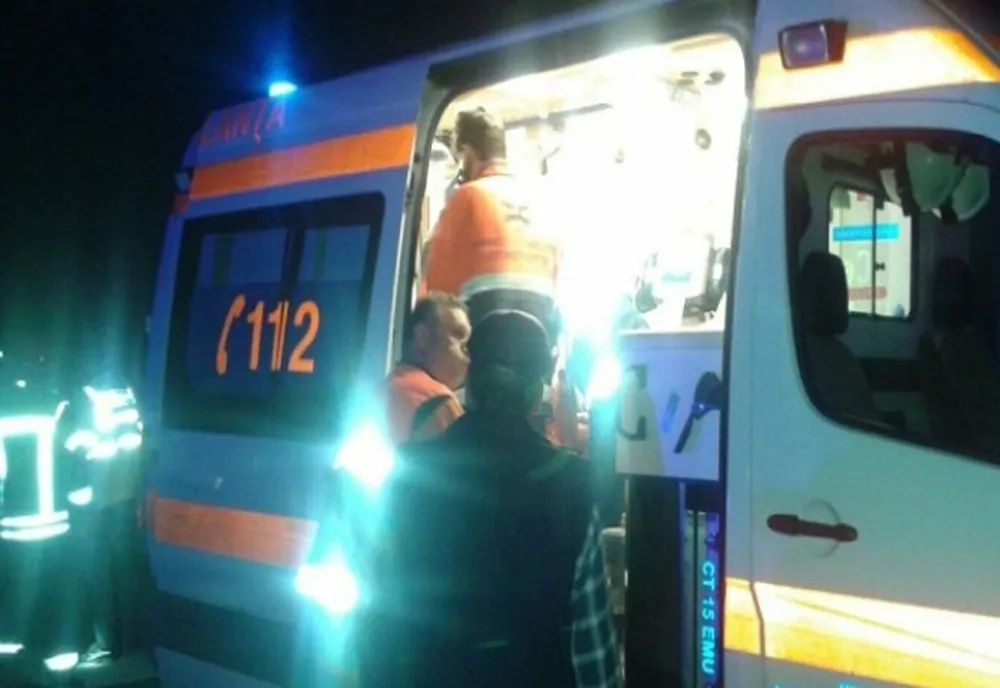 Accident pe DJ 106. Animal lovit de autoturism! Trei persoane rănite