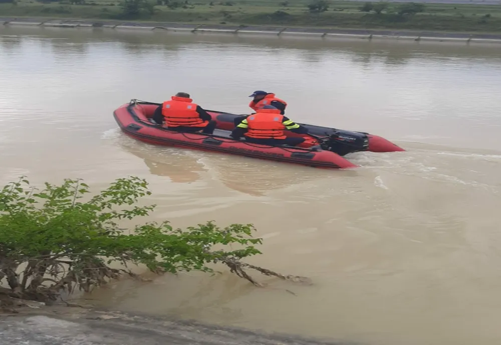 Sibiu: Au fost reluate, pentru a treia zi, căutările pescarului dispărut în râul Olt