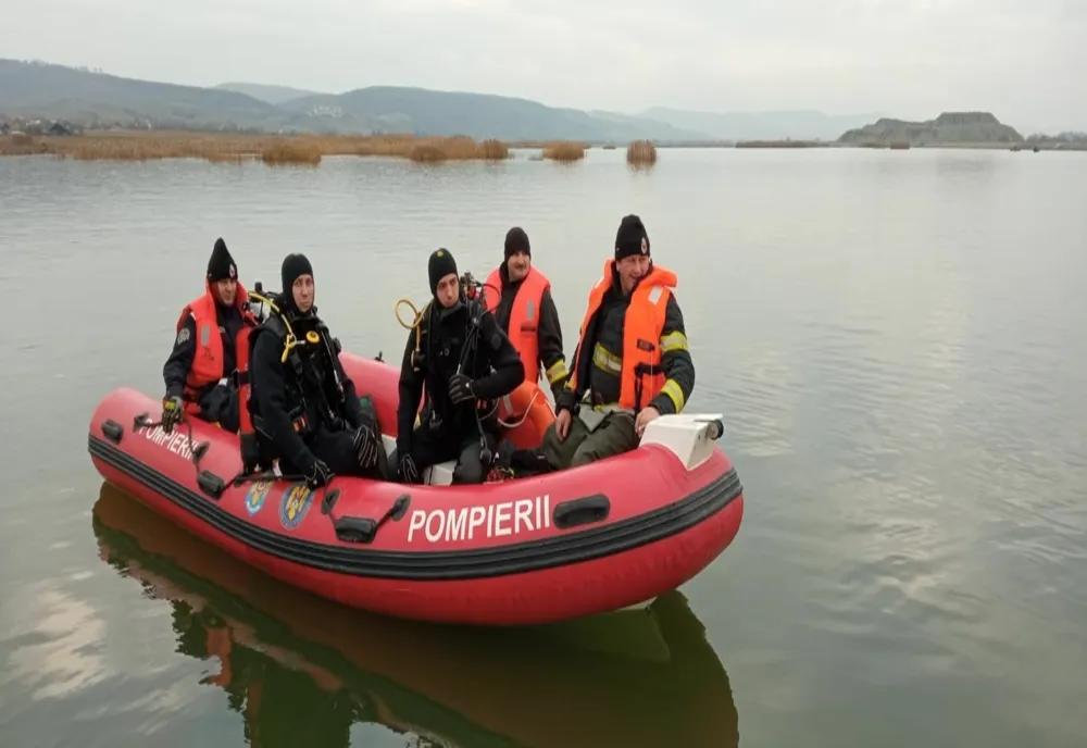 Un bărbat s-a înecat, iar altul este căutat de scafandri pe râul Olt