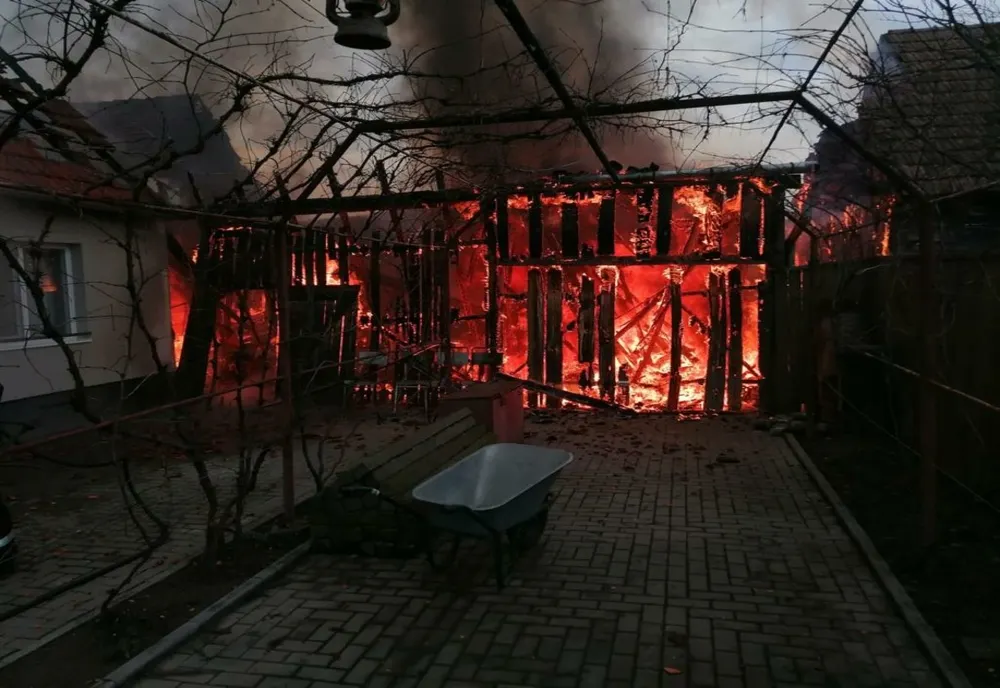 Incendiu de amploare în Sibiu: 3 gospodării, mistuite de flăcări. O femeie a suferit un atac de panică și a fost transportată la spital