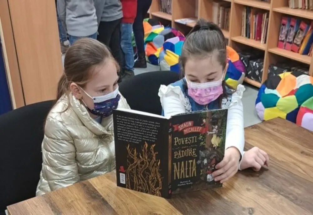 O școală din Sibiu apelează la voluntari din cauza lipsei de personal: doi profesori pensionari au redeschis biblioteca
