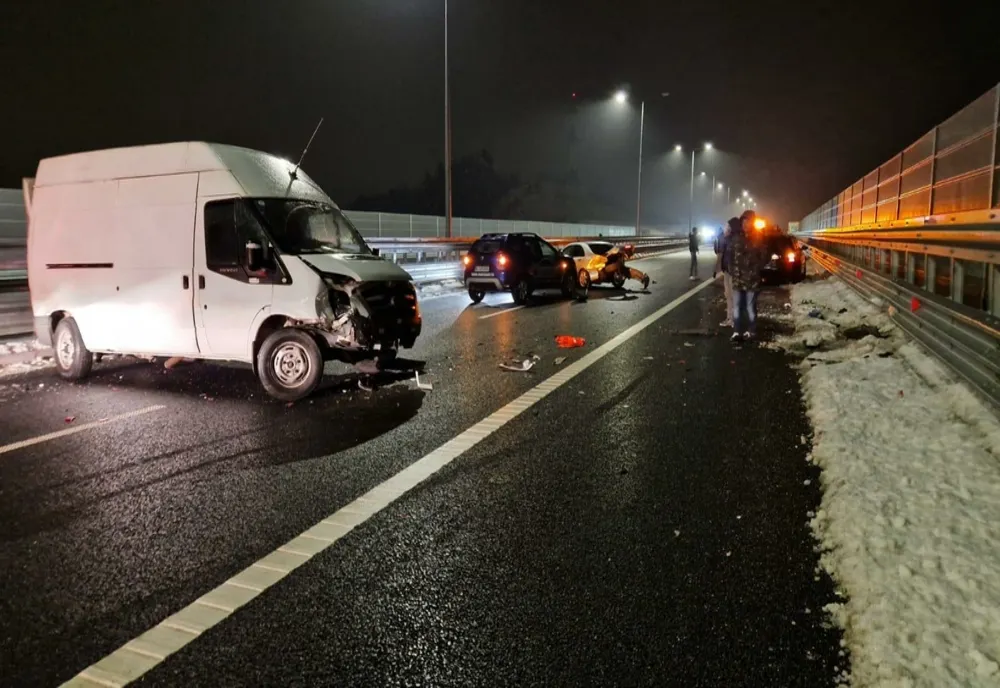 FOTO Grav accident pe A1, în zona Tălmaciu! Un bărbat a murit! 6 maşini implicate în carambol!