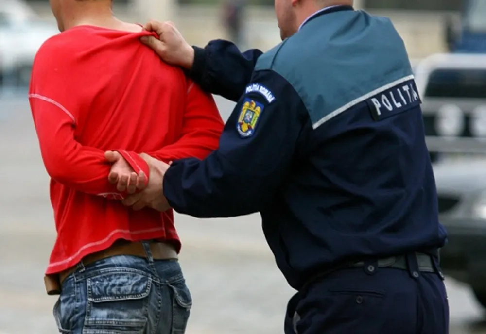 Reținut și cercetat penal pentru infracțiunea de tâlhărie calificată