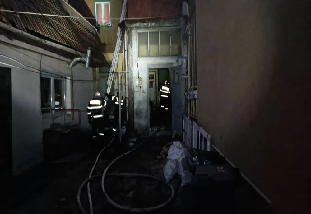 Incendiu la acoperișul unei locuințe din Mediaş