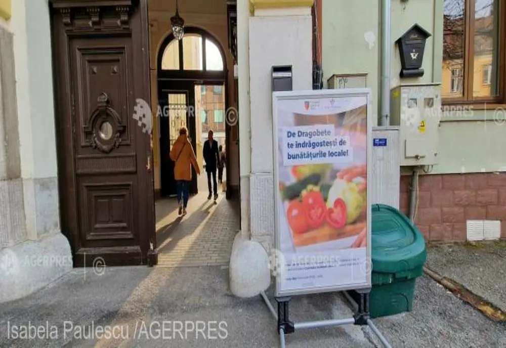 Sibiu: Prima 'piaţă volantă la birou' - producătorii locali vând legume şi fructe în curtea Consiliului Judeţean