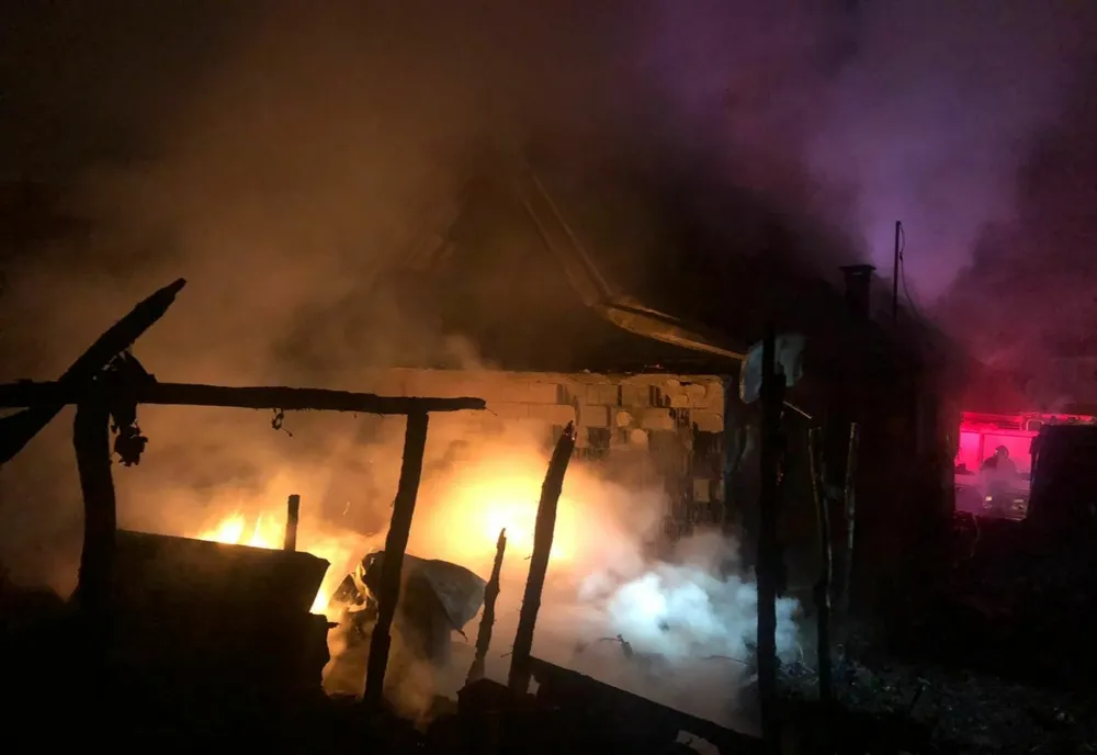 Intervenție a pompierilor militari din Sibiu la o locuință cuprinsă de flăcări