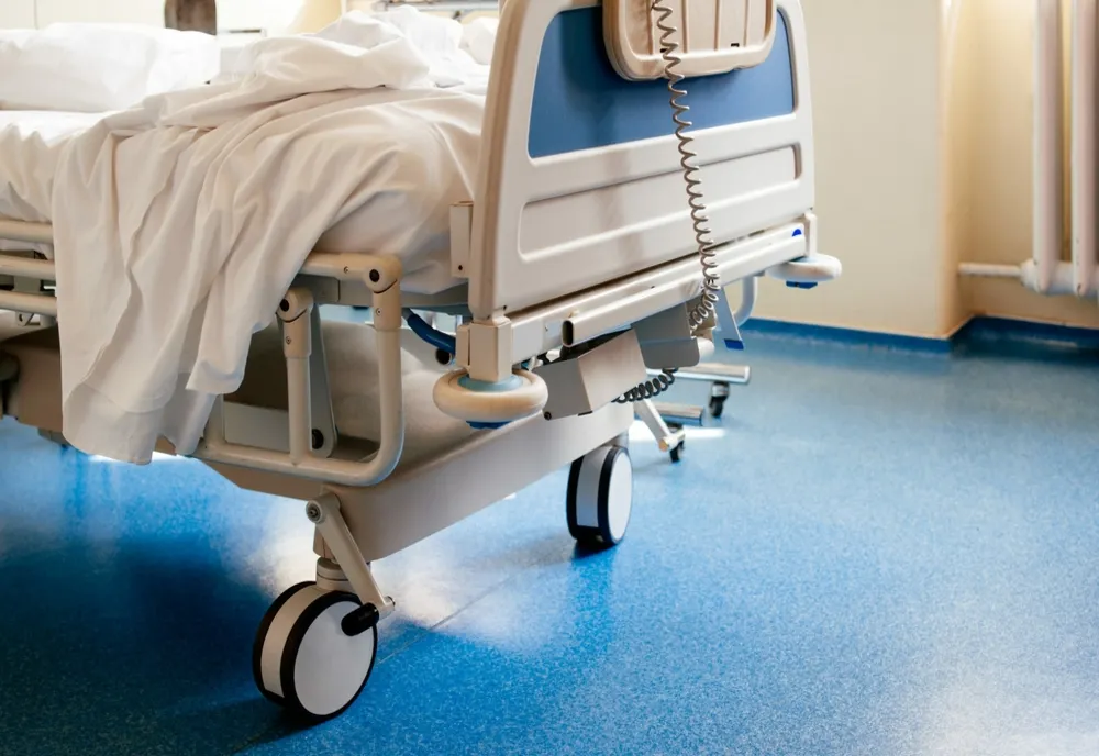 Fetiță cu mâna ruptă, tratată cu unguent pentru durere! Caz revoltător la un spital din Alba Iulia