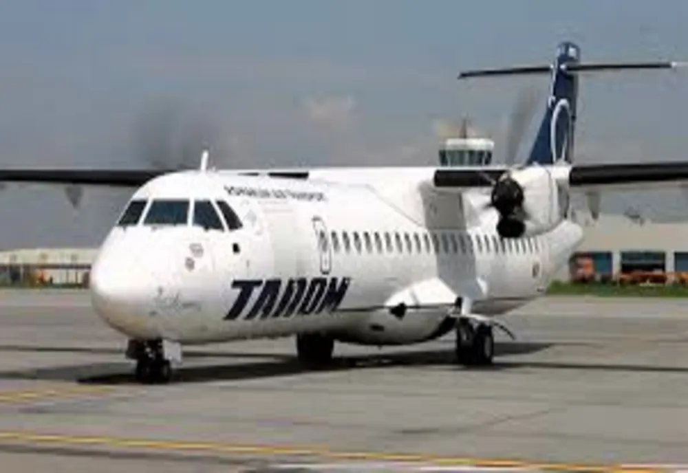 FILMUL aterizării de urgență de pe aeroportul Otopeni după ce pilotul a leșinat la manșă - Dialogul cu Turnul de control - Exclusiv