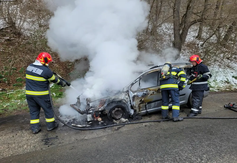Maşină distrusă de flăcări, la Podu Olt