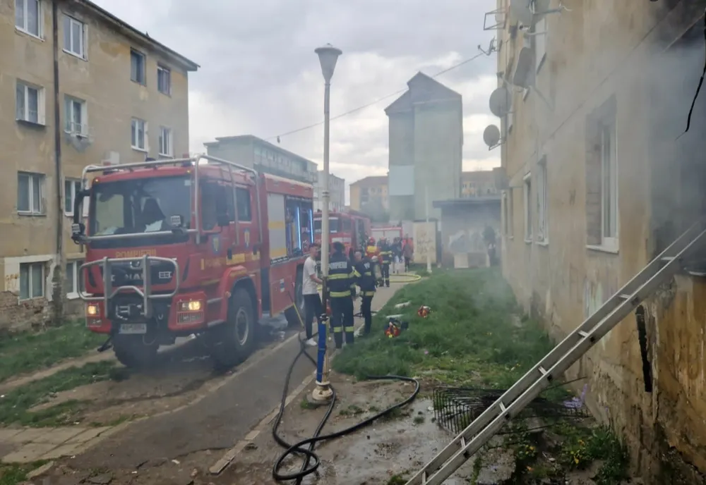 Incendiu într-un bloc din Mediaş! Aproape 100 de persoane evacuate