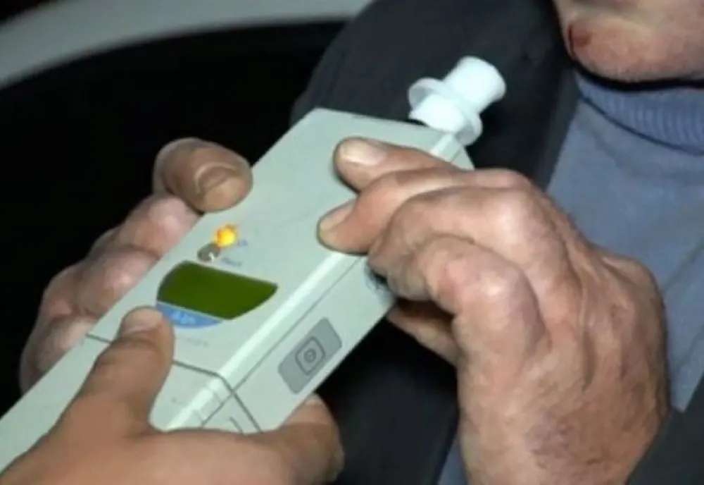 Mai iese pozitiv alcooltestul dacă mesteci gumă? Cunoscutul mit urban, supus experimentului. VIDEO