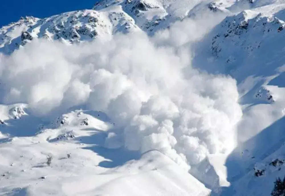 Sibiu: Risc mare de avalanşe în munţii Făgăraş. La Bâlea Lac zăpada măsoară 2,6 metri