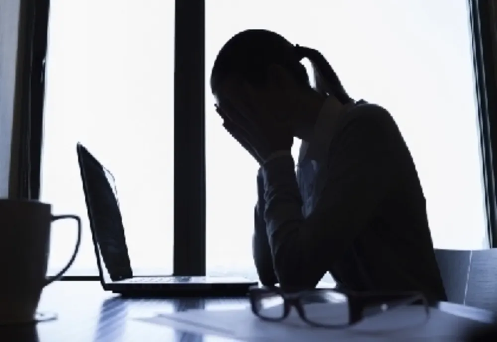 Întoarcerea la birou sau lucrul de la distanță? Care sunt beneficiile și dezavantajele?