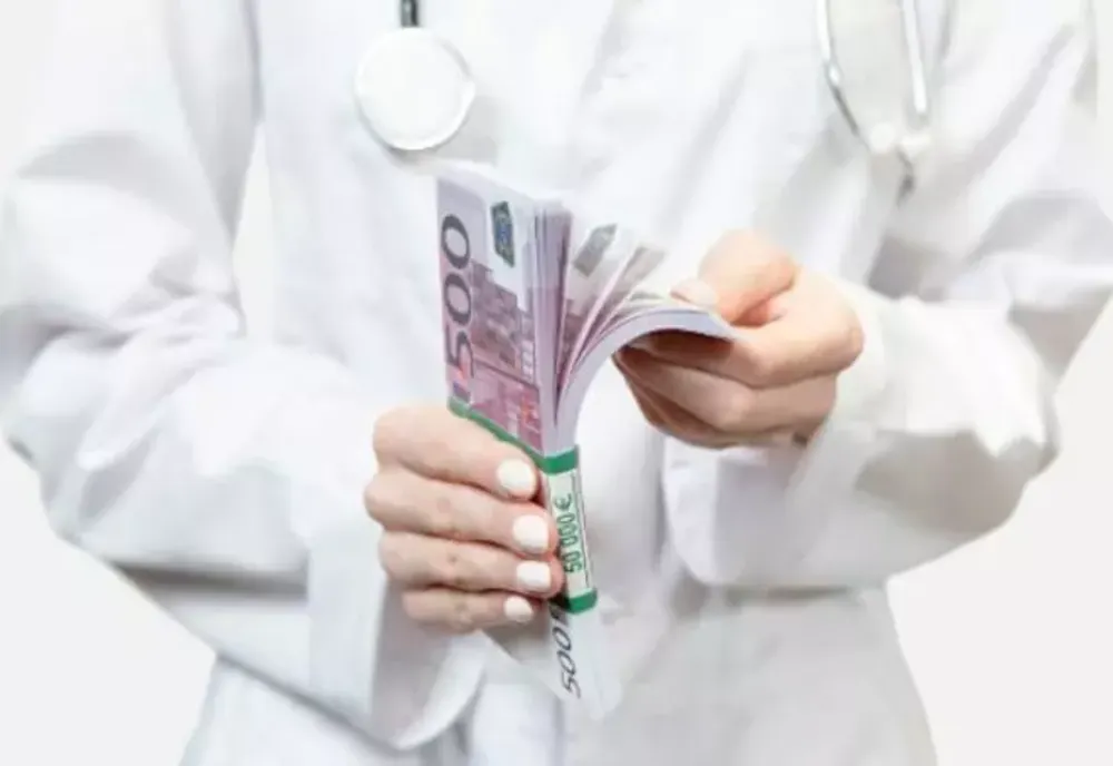 DOCTORIŢĂ DE LA SPITALUL CF SIBIU, FOST MANAGER A DOUĂ SPITALE PUBLICE, REŢINUTĂ PENTRU CĂ LUA MITĂ DE LA PACIENŢI