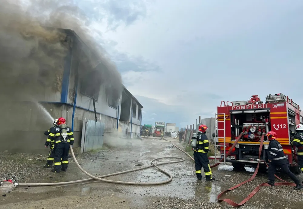 Mesaj Ro-Alert trimis după un incendiu izbucnit la o hală de deşeuri din Sibiu