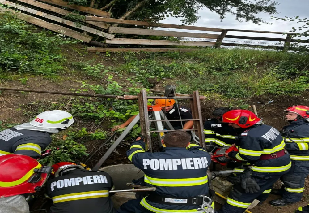 Bărbat blocat într-o fântână, salvat de pompieri