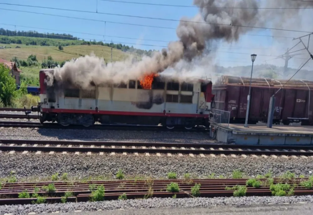 Locomotivă în flăcări, în gara Dumbrăveni