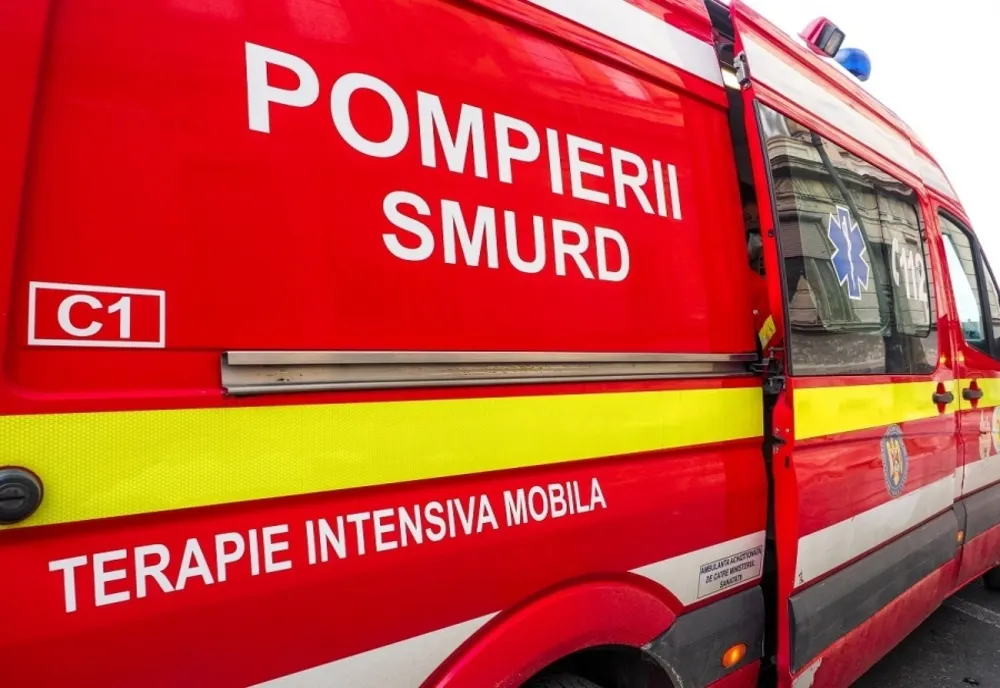 O mamă și copilul de 3 ani, aflați pe bicicletă, au fost loviți de o mașină de gunoi
