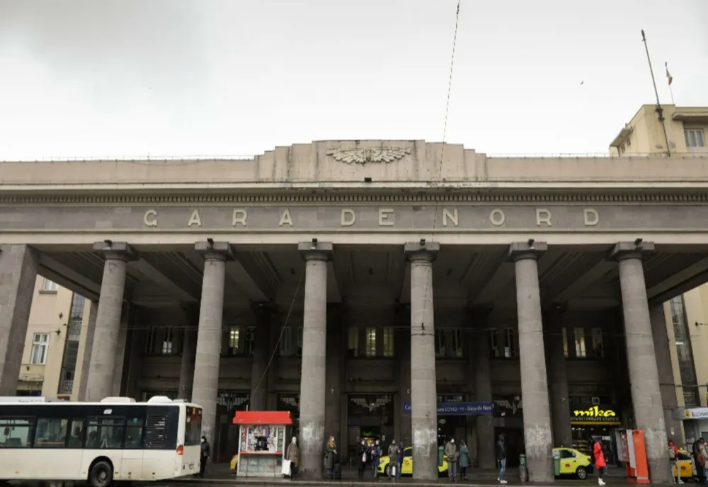 CULISELE STATULUI PARALEL. Firma cu un singur angajat care modernizează Gara de Nord